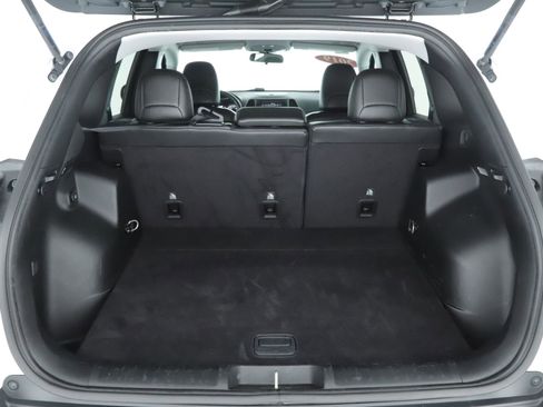 Used 2019 Jeep Cherokee Latitude Plus AWD/4WD image 17