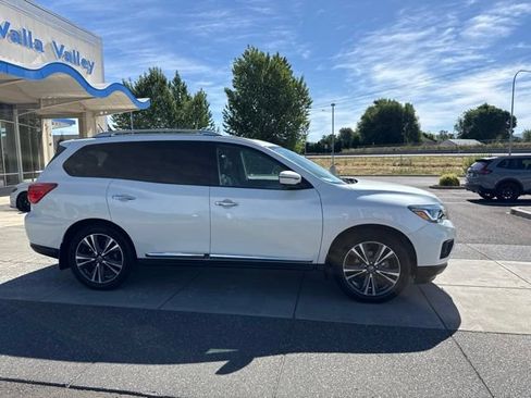 Used 2017 Nissan Pathfinder Platinum w/ Family Entertainment Package AWD/4WD image 3