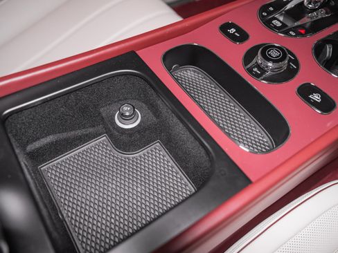 Used 2025 Bentley Bentayga image 53