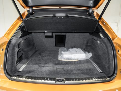 Used 2025 Bentley Bentayga image 11