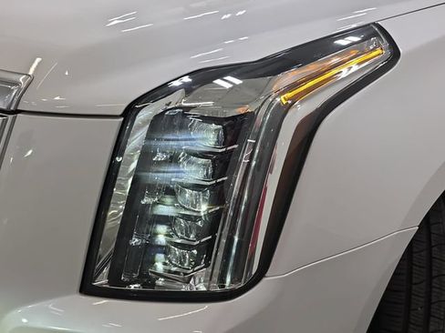 Used 2020 Cadillac Escalade Luxury AWD/4WD image 28