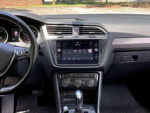 Used 2018 Volkswagen Tiguan SE FWD image 9