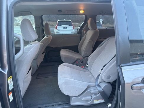 Used 2017 Toyota Sienna LE image 7