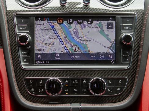 Used 2019 Bentley Bentayga image 17