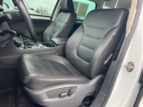 Used 2016 Volkswagen Touareg Sport image 34