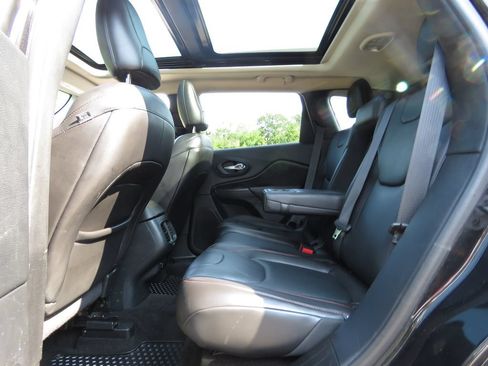 Used 2016 Jeep Cherokee Trailhawk w/ Comfort/Convenience Group AWD/4WD image 20