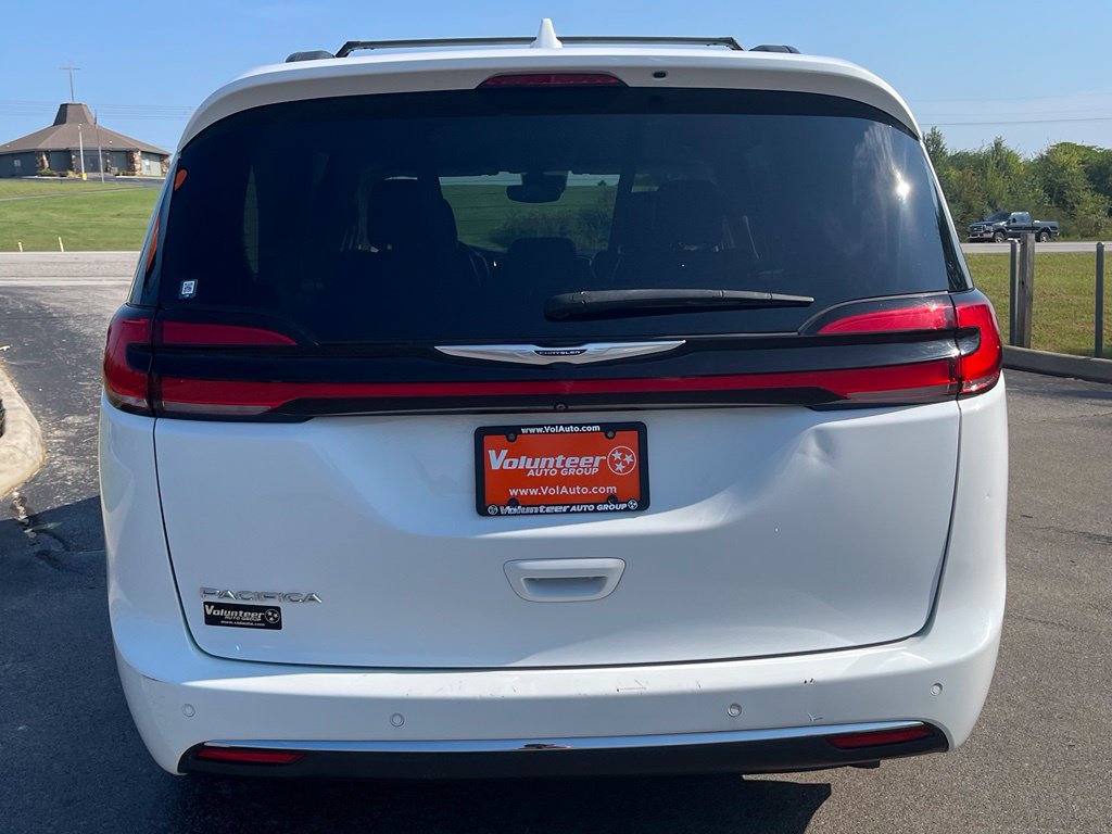 Used 2022 Chrysler Pacifica Touring-L w/ Uconnect Theater Family Group FWD image 8