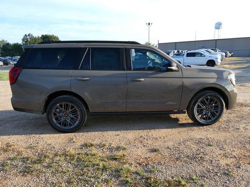 New 2027 Ford Expedition Platinum w/ Stealth Appearance Package AWD/4WD image 2