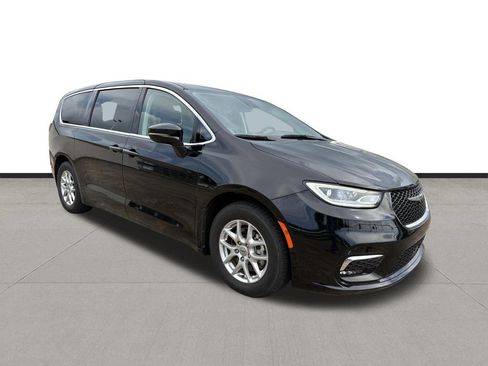Used 2024 Chrysler Pacifica Touring-L FWD image 7