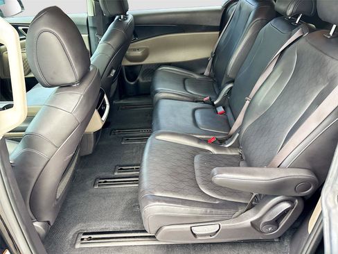 Used 2025 Kia Carnival FWD image 25