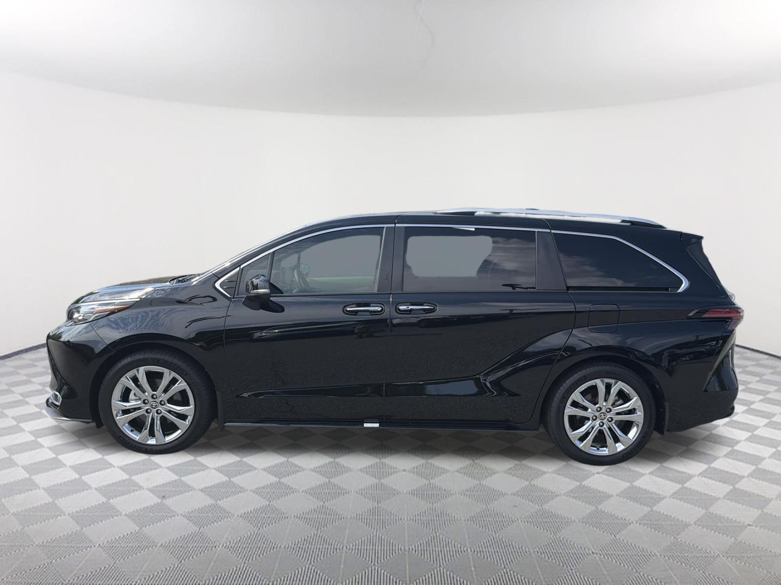 Certified 2024 Toyota Sienna Platinum FWD image 13