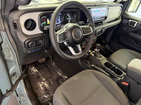Used 2025 Jeep Wrangler Unlimited Sahara AWD/4WD image 13
