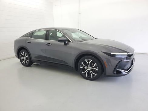 Used 2023 Toyota Crown Limited image 4