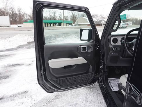 Used 2021 Jeep Wrangler Unlimited Sahara image 23