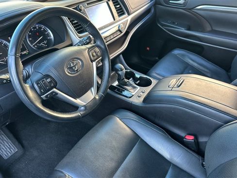 Used 2017 Toyota Highlander Limited image 10
