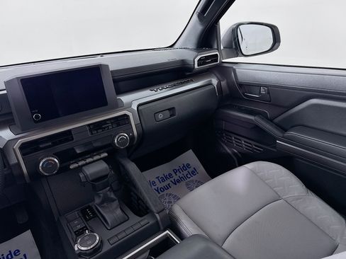 Certified 2025 Toyota Tacoma SR5 AWD/4WD image 21