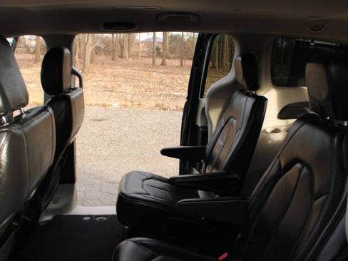 Used 2021 Chrysler Pacifica Touring-L FWD image 19