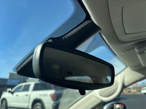 Used 2023 Chrysler Pacifica Touring-L image 28