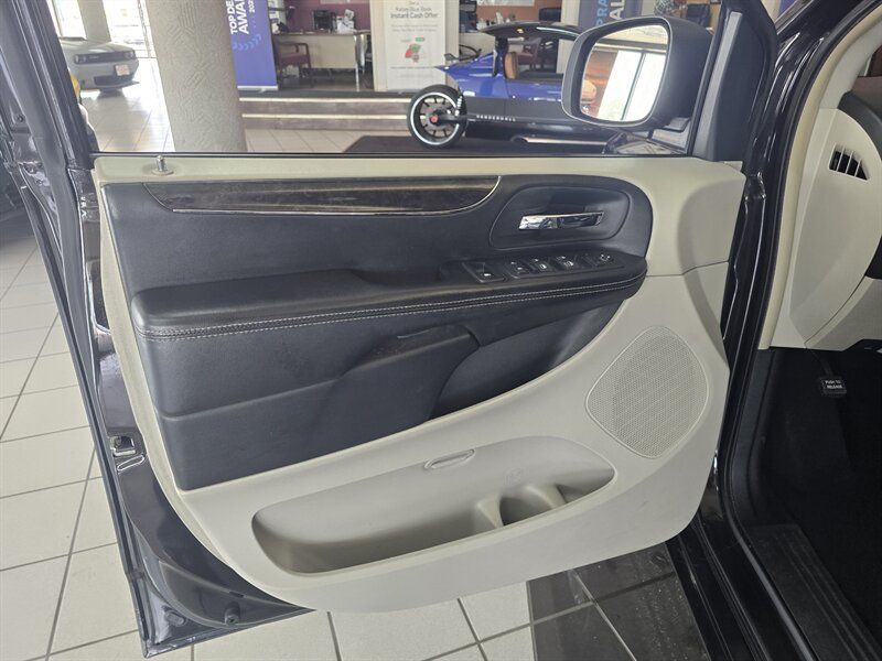 Used 2015 Chrysler Town & Country Touring w/ Driver Convenience Group FWD image 7
