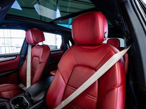 Used 2022 Porsche Cayenne Platinum Edition image 38