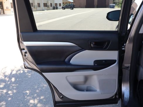 Used 2018 Toyota Highlander Plus AWD/4WD image 26