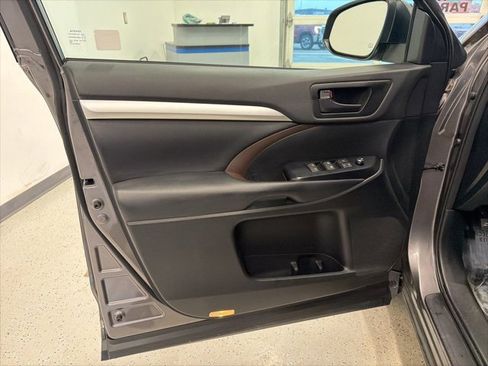 Used 2017 Toyota Highlander Plus image 41