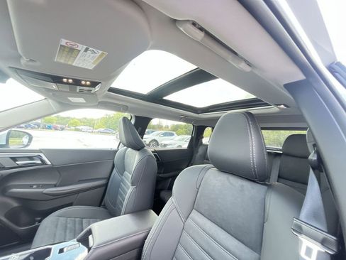 New 2025 Mitsubishi Outlander SE image 22