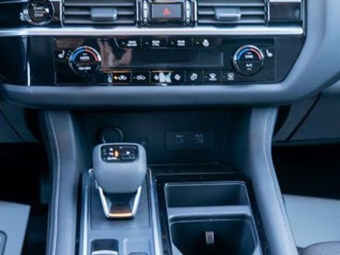 Certified 2025 Nissan Pathfinder SL image 16