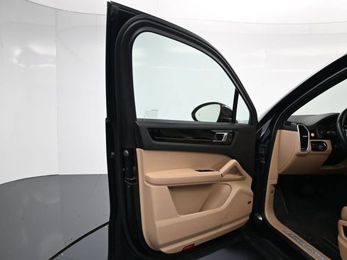 Used 2022 Porsche Cayenne Platinum Edition AWD/4WD image 16
