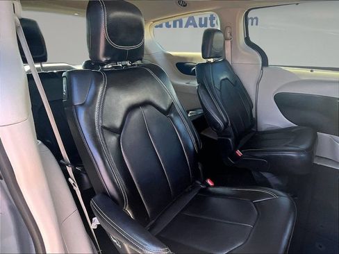Used 2024 Chrysler Pacifica Touring-L FWD image 27