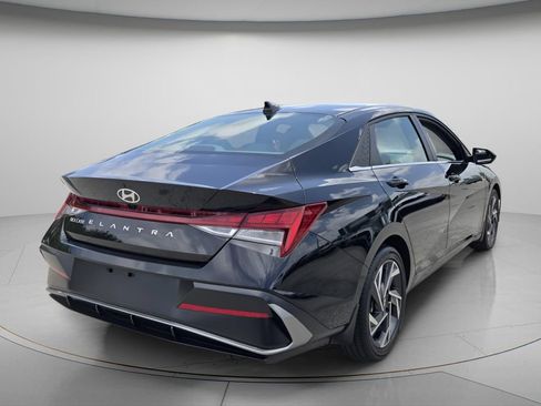 Certified 2025 Hyundai Elantra SEL FWD image 8