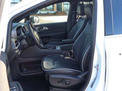 New 2027 Chrysler Pacifica Limited AWD/4WD image 12