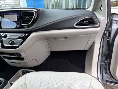 Used 2020 Chrysler Pacifica Limited w/ Advanced Safetytec Group FWD image 32