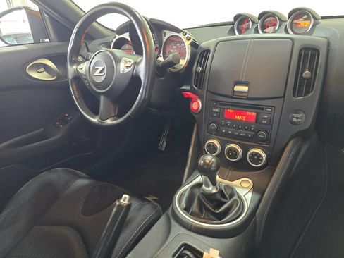 Used 2017 Nissan 370Z Coupe RWD image 29