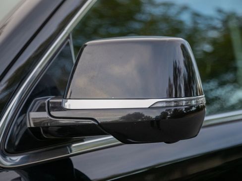 Used 2018 Cadillac Escalade 2WD image 31