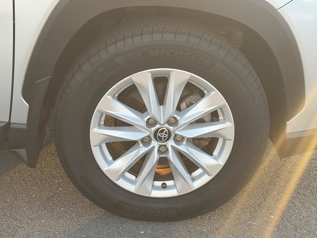Used 2023 Toyota Corolla Cross LE AWD/4WD image 28