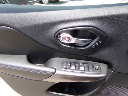 Used 2019 Jeep Cherokee Limited image 54