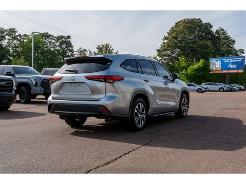 Used 2020 Toyota Highlander XLE image 5