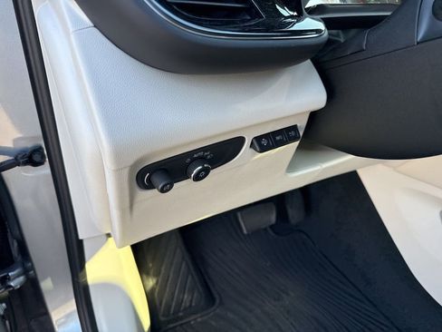 Used 2023 Buick Envision Avenir image 22