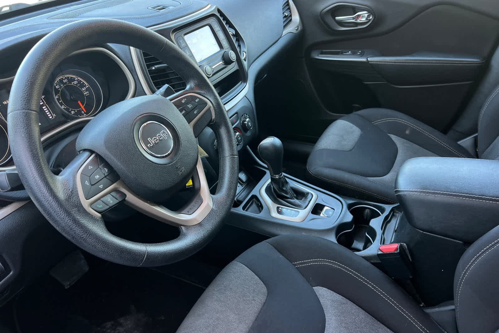 Used 2016 Jeep Cherokee Sport FWD image 14