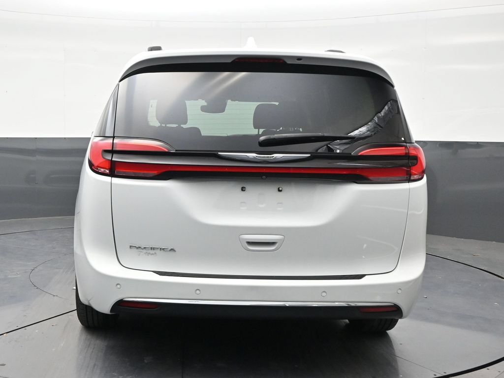 Used 2021 Chrysler Pacifica Touring FWD image 4