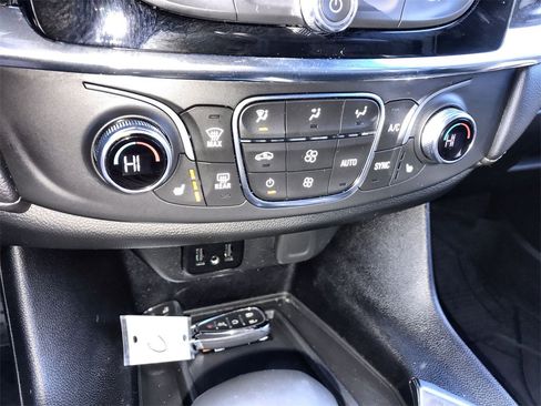 Used 2023 Chevrolet Traverse LT w/ Rear Camera Mirror Package image 18