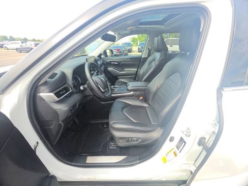 Used 2022 Toyota Highlander XLE AWD/4WD image 13