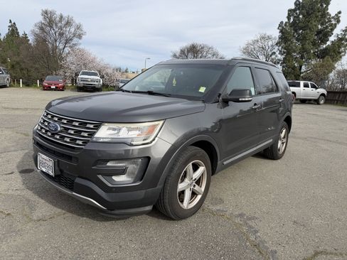 Used 2017 Ford Explorer XLT w/ Equipment Group 202A image 1