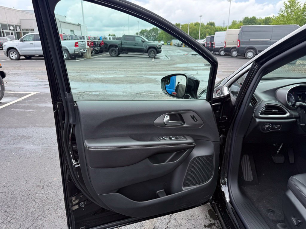 New 2027 Chrysler Pacifica Select w/ Family Tech Group FWD image 11