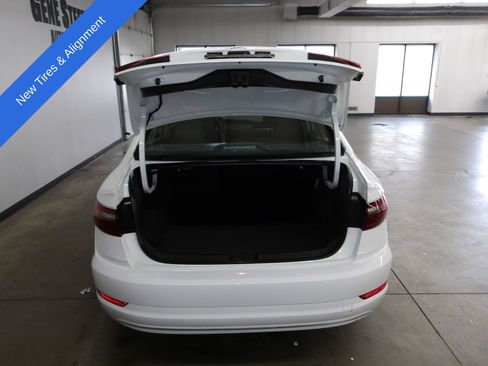 Used 2021 Volkswagen Jetta R-Line FWD image 17