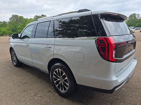 Used 2025 Ford Expedition Platinum AWD/4WD image 3