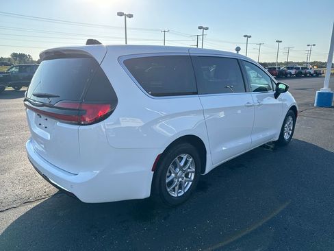 New 2026 Chrysler Pacifica Select image 5