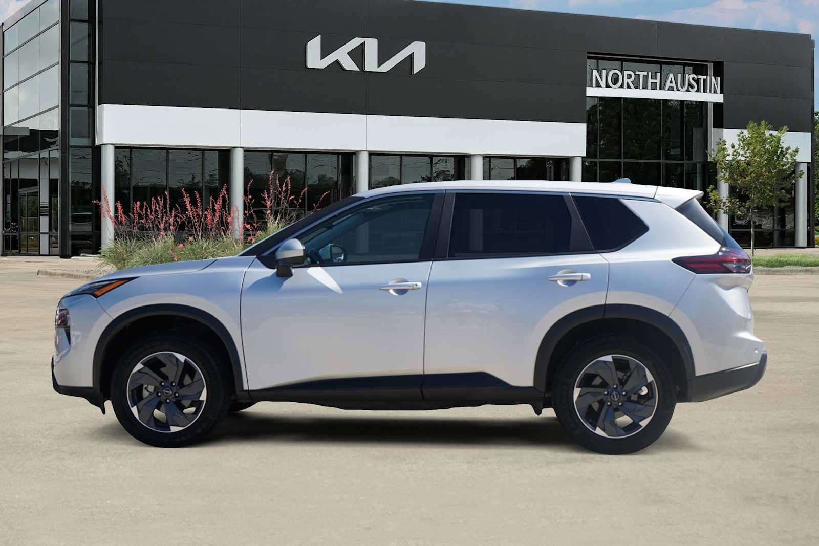 Used 2025 Nissan Rogue SV FWD image 3