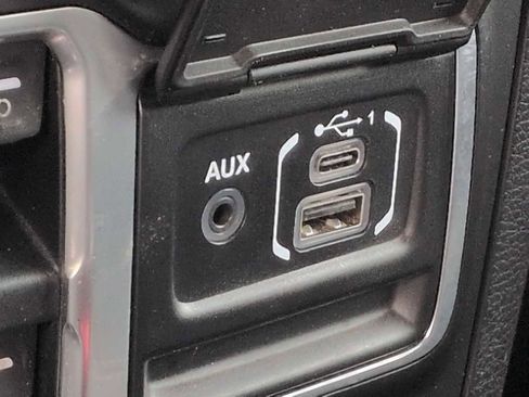 Used 2018 Jeep Wrangler Unlimited Sahara AWD/4WD image 30